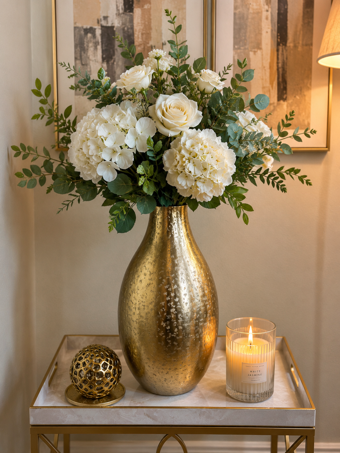 Jarrón es metal dorado, grande, decorativo con flores, una bola dorada y una vela blanca, elegante para centro de mesa, recibidor sala y más