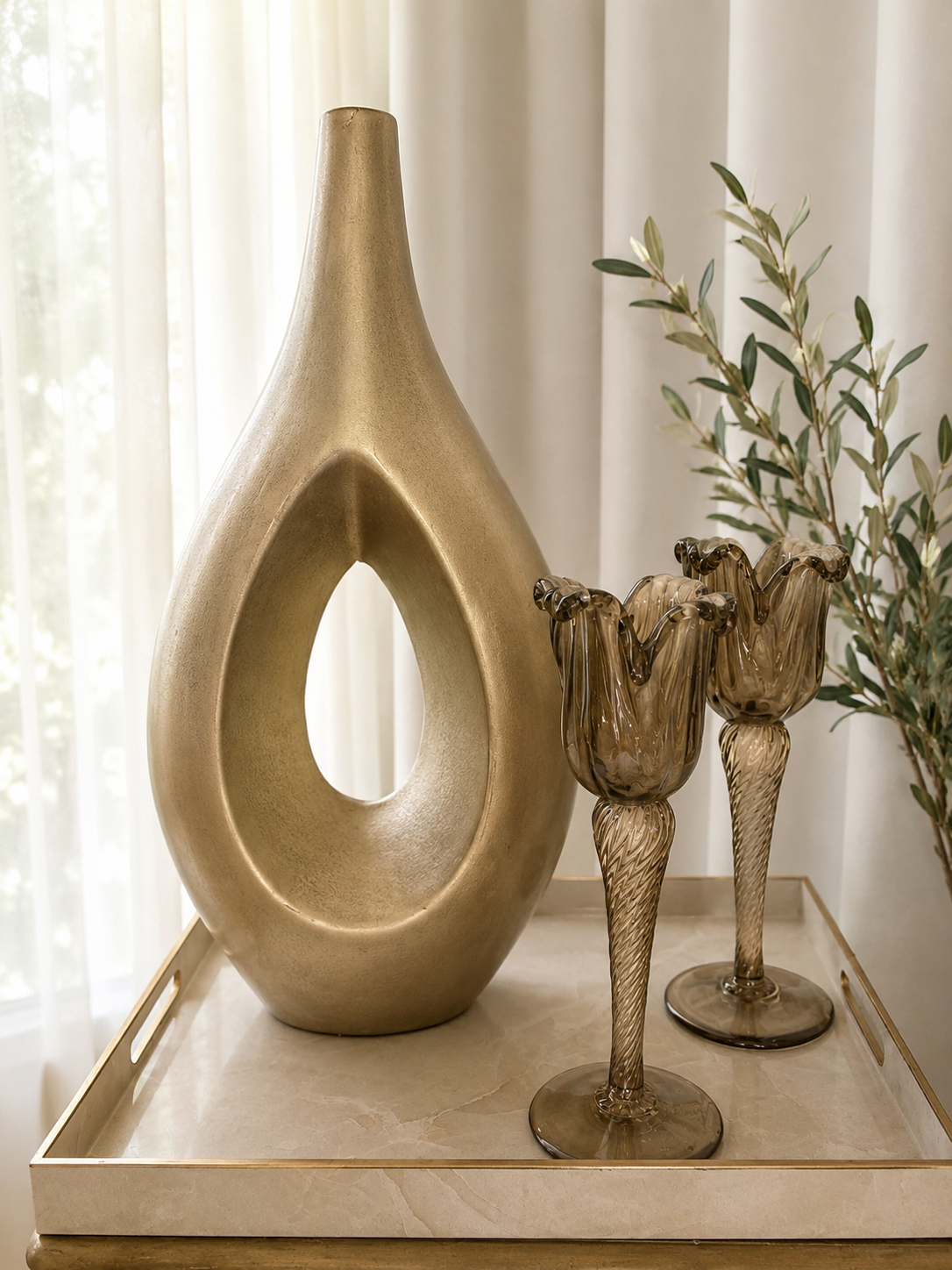 Se ve elegante, moderno y es un conjunto que puede lucir muy bien en una entrada, una consola o una mesa de comedor. cuatro piezas elegantes, incluida la base, bandeja muy elegante.