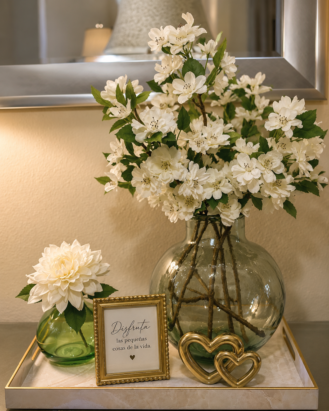 Dos jarrones decorativo, uno grande y uno, pequeño con flores de cristal verde oliva