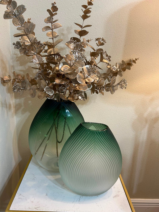 Dos. Jarrones decorativos, color verde, olivo, flora dorada, elegante, uno grande y uno mediano muy elegante