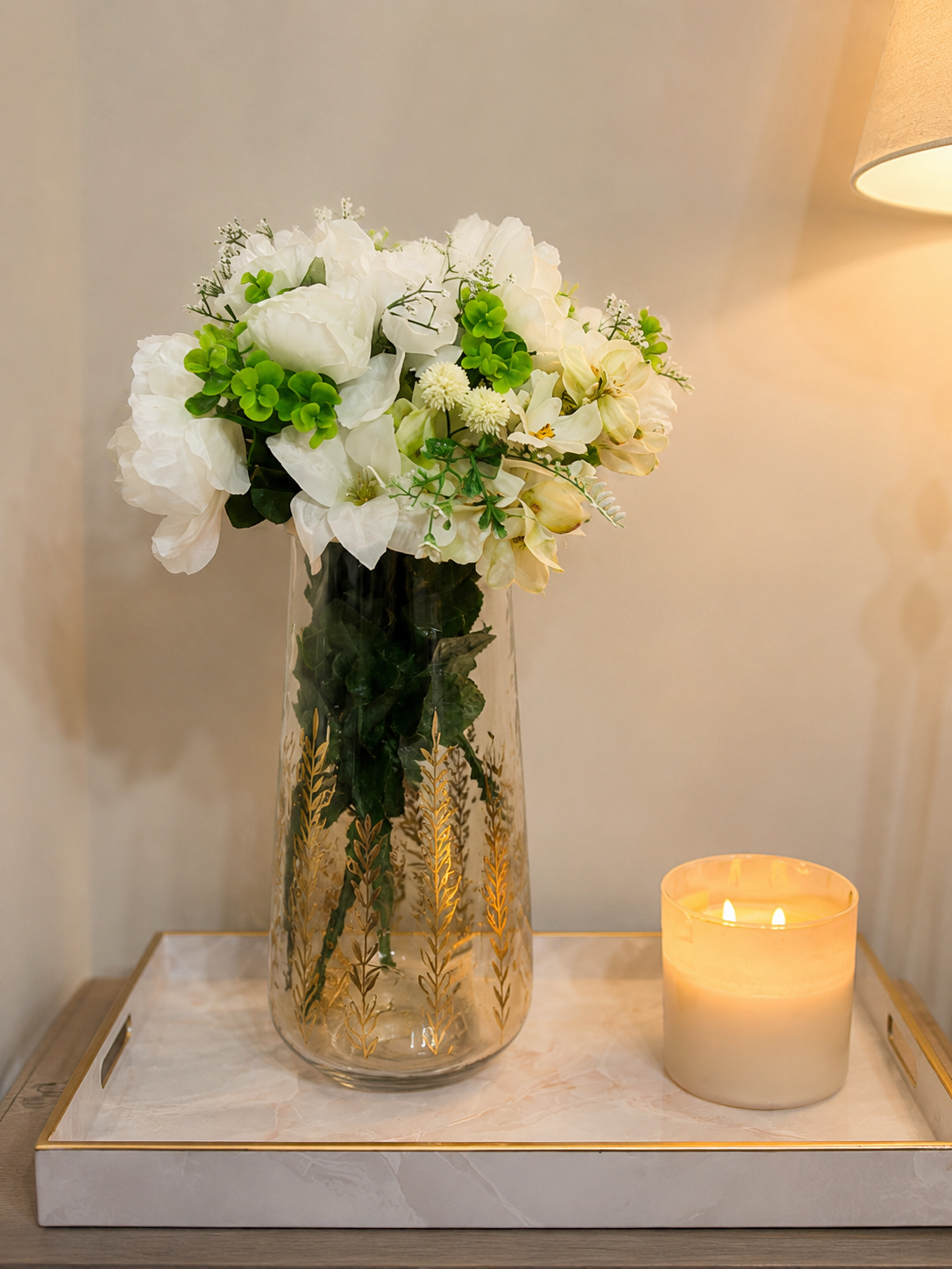 Jarrón, decorativo, floral con adornado de una vela blanca