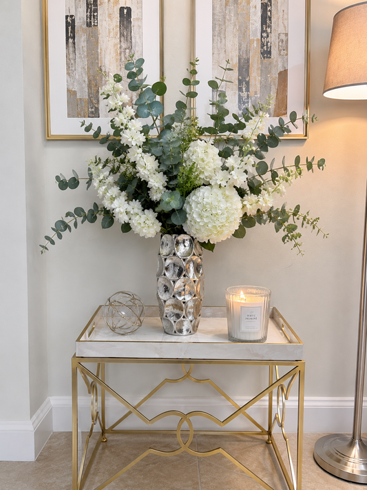 Jarrón, decorativo, plateado, cerámica, flor blanco, con verde, adornado con una bola y una vela blanca, decorativo, elegante, centro de mesa, entradas, sala y más