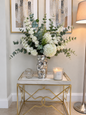 Jarrón, decorativo, plateado, cerámica, flor blanco, con verde, adornado con una bola y una vela blanca, decorativo, elegante, centro de mesa, entradas, sala y más
