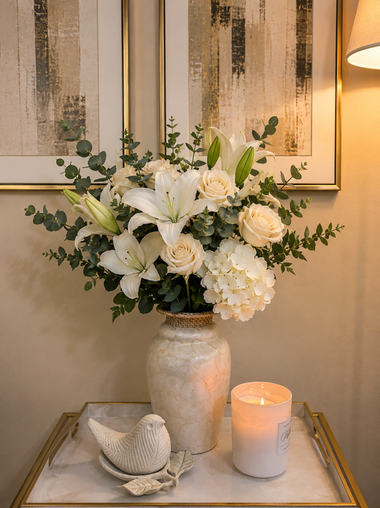 Florero decorativo, muy elegante en metal blanco, hueso, flores blanco, dos adornos, una paloma y una vela